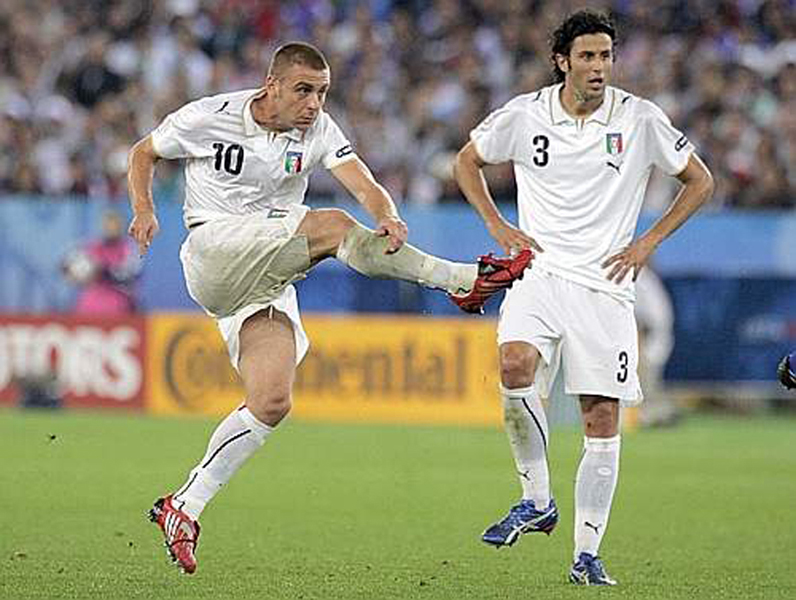 Euro 2008 (24).jpg - Italy's Daniele De Rossi, left, scores during the group C match between France and Italy in Zurich, Switzerland, Tuesday, June 17, 2008, at the Euro 2008 European Soccer Championships in Austria and Switzerland.